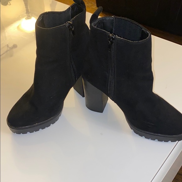 Elegant Black Suede Ankle Boots - Picture 3 of 3